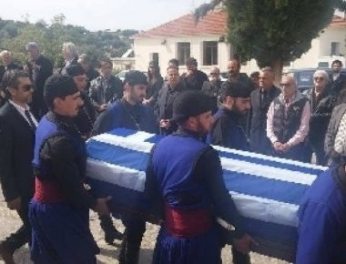 Κρήτες με παραδοσιακή φορεσιά σήκωσαν στους ώμους τους τη σορό του υποστρατήγου Γιάννη Τζανιδάκη (φωτό, βίντεο) (upd)